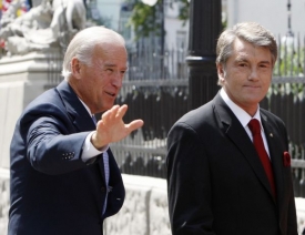 Joe Biden přijel ukázat podporu Západu Juščenkovi.